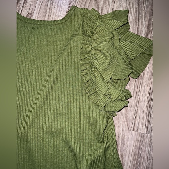 NWOT Ruffled top - Picture 6 of 7